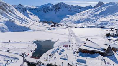 Vue du Lac gelé de Tignes depuis le ciel